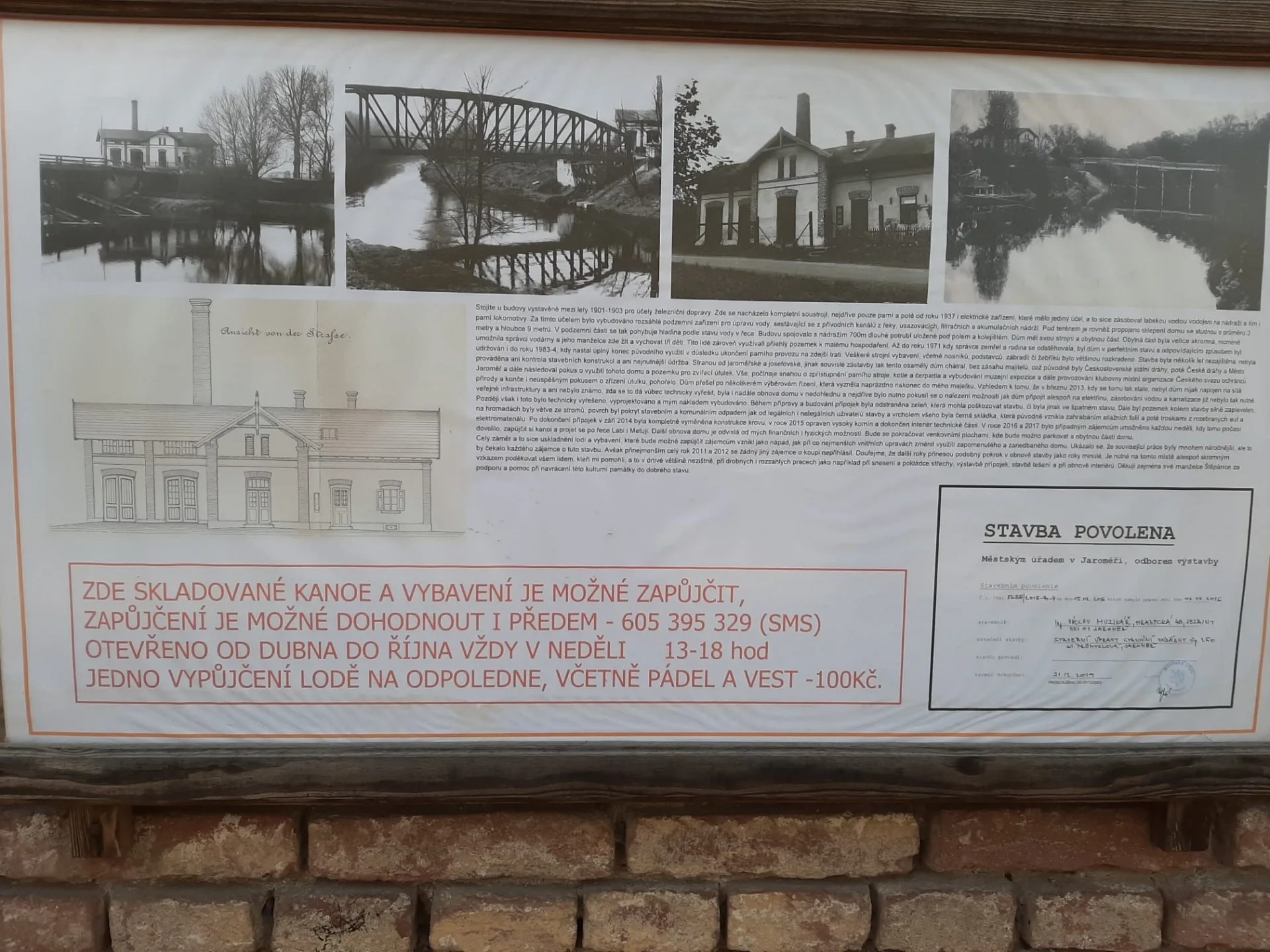 Nástěnka s informacemi o historickém domku z roku 1903, bývalé staniční vodárny