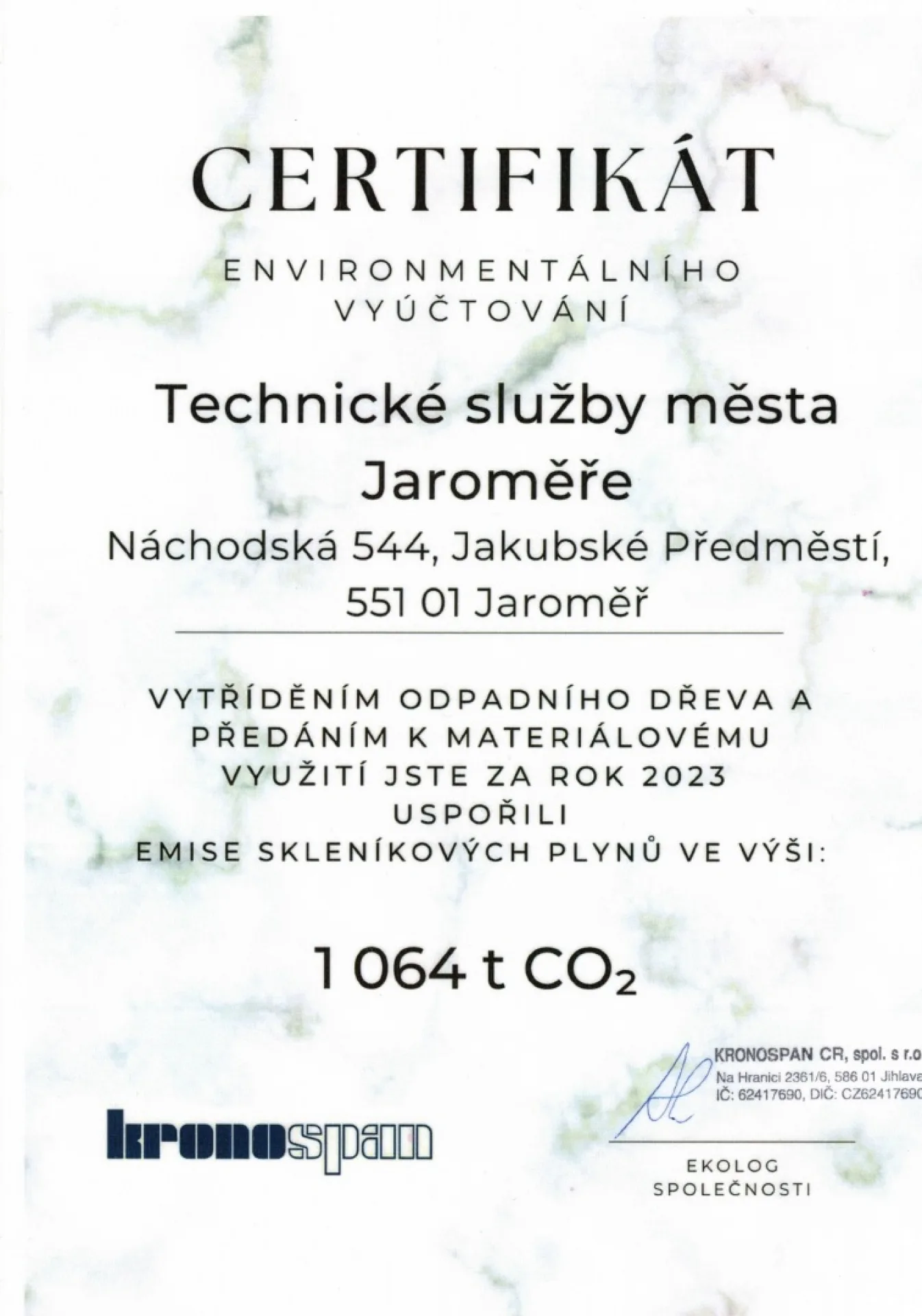 Certifikát environmentálního vyúčtování pro Technické služby města Jaroměře, Náchodská 544, Jakubské Předměstí, Jaroměř. Certifikát potvrzuje, že tříděním odpadního dřeva a jeho předáním k materiálovému využití byly za rok 2023 ušetřeny emise skleníkových plynů ve výši 1 064 tun CO₂. Certifikát vydala společnost Kronospan CR, spol. s r. o.