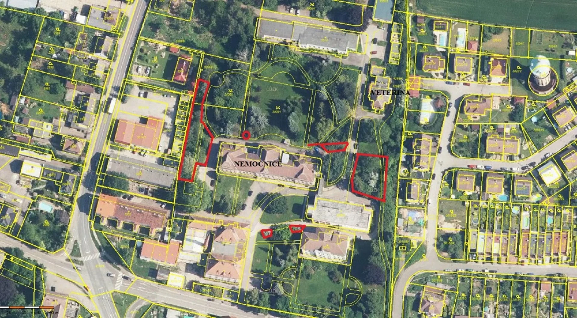 Letecký snímek areálu nemocnice s vyznačenou oblastí pro prořez keřů