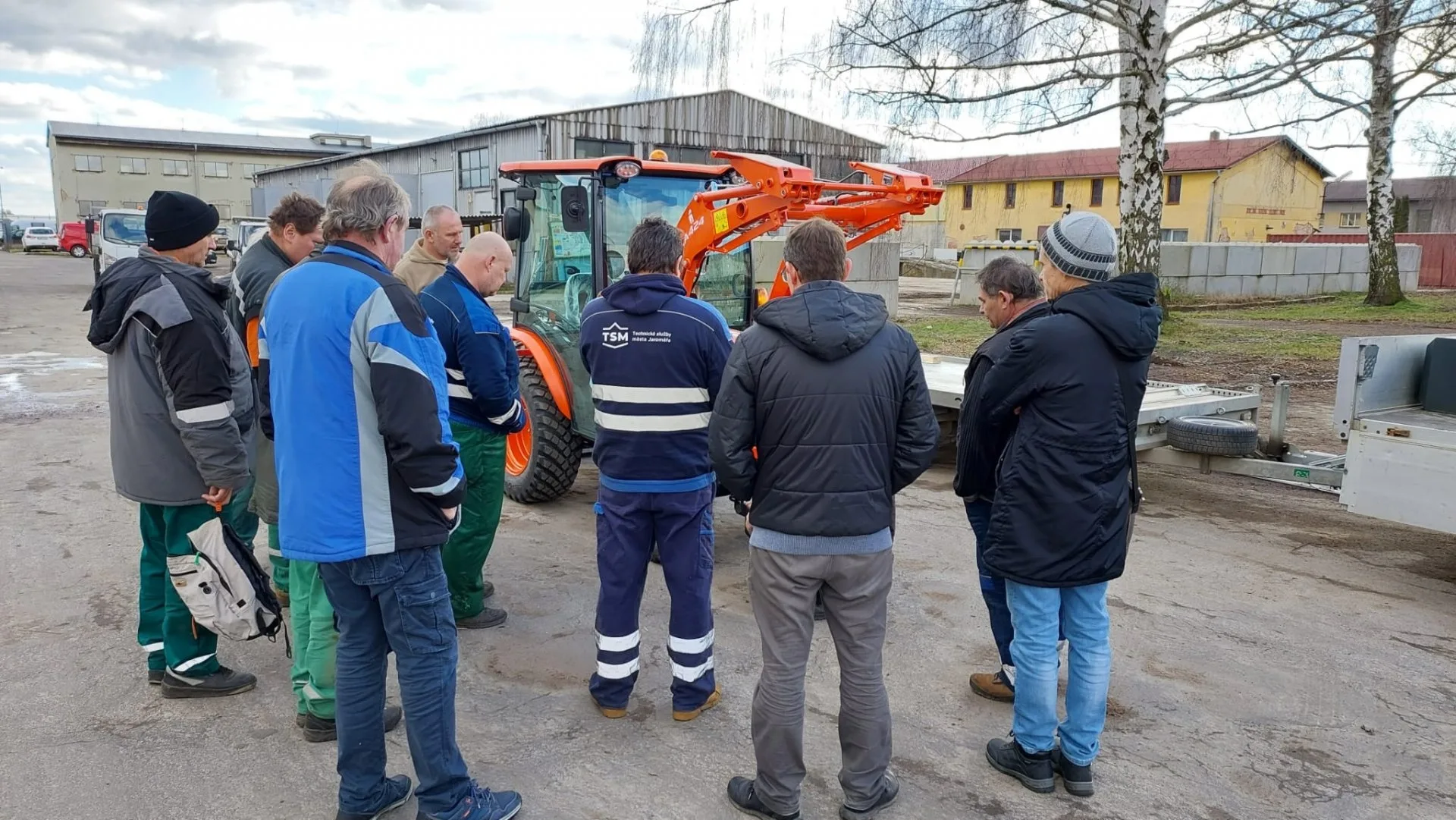 Technici obdivující malotraktor KUBOTA